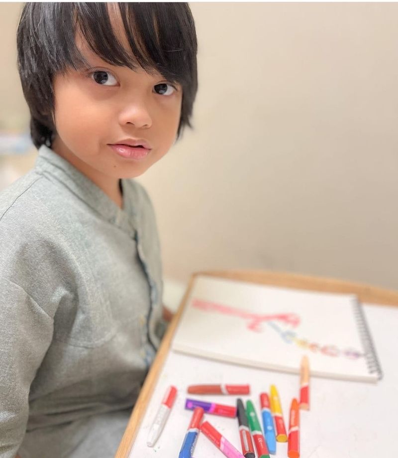 Malik, 8 tahun, anak autistik yang mahir menggambar monster hingga biota laut