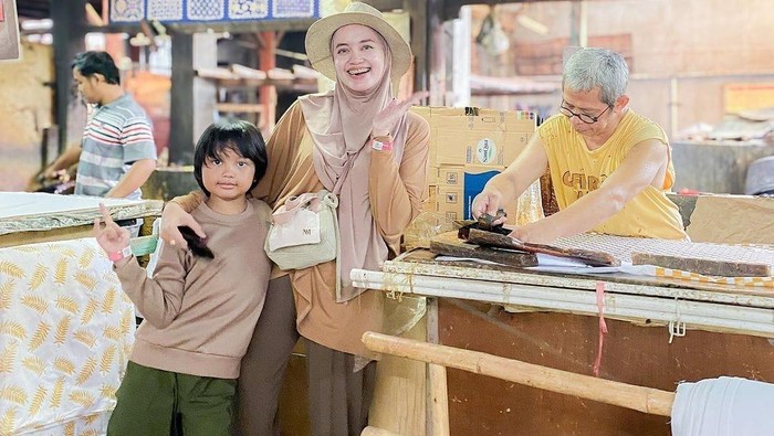 Devi Yanuari dan Malik di konveksi menggarap aneka produk miliknya