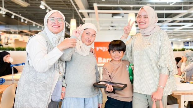 Isti Anindya dan Devi Yanuari bersama anak-anak mereka