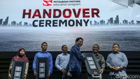Penyerahan donasi secara simbolis dilakukan di ajang Indonesia International Motor Show (IIMS) 2024, JIExpo Kemayoran, Jakarta, Kamis (22/2).