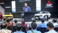 PT Mitsubishi Motors Krama Yudha Sales Indonesia kembali menegaskan dedikasinya terhadap kemajuan dan pengembangan pendidikan kejuruan di Indonesia melalui Mitsubishi Motors Education Program. Sebagai bagian dari inisiatif berkelanjutannya, MMKSI tahun ini kembali mendonasikan 5 unit kendaraan Mitsubishi Motors kepada 5 Sekolah Menengah Kejuruan jurusan Teknik Kendaraan Ringan (TKR) di Indonesia.