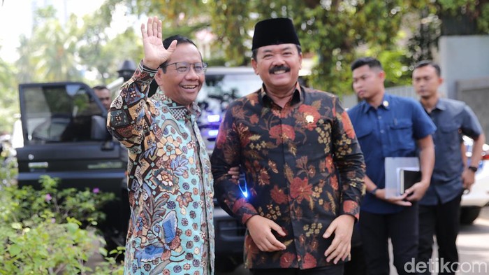 Menteri Koordinator Bidang Politik, Hukum, dan Keamanan (Menko Polhukam), Hadi Tjahjanto tiba di kediaman Mahfud MD di Jalan Taman Patra Kuningan XII, Jakarta Selatan, Kamis (22/2/2024).