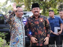 Momen Menko Polhukam Hadi Disambut Pelukan Hangat Mahfud Md