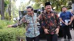 Momen Menko Polhukam Hadi Disambut Pelukan Hangat Mahfud Md