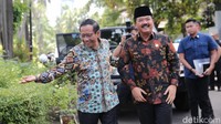 Suasana hangat tergambar dari sambutan itu, senyum dari keduanya pun terus merekah sepanjang prosesi sambutan.