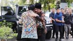 Momen Menko Polhukam Hadi Disambut Pelukan Hangat Mahfud Md