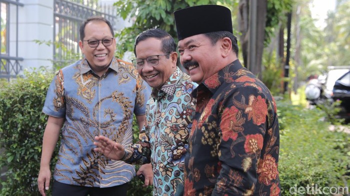 Menteri Koordinator Bidang Politik, Hukum, dan Keamanan (Menko Polhukam), Hadi Tjahjanto tiba di kediaman Mahfud MD di Jalan Taman Patra Kuningan XII, Jakarta Selatan, Kamis (22/2/2024).