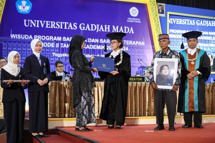 Momen orang tua gantikan wisuda anaknya yang meninggal akibat kecelakaan