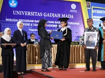Mengharukan, Ortu Gantikan Wisuda Anak di UGM yang Meninggal Akibat Kecelakaan