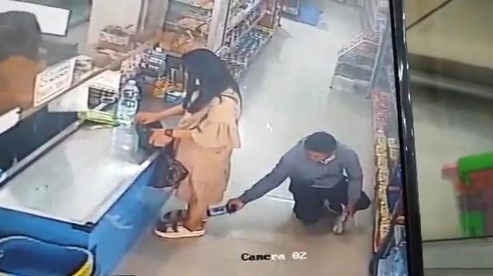 Momen pria di Tana Toraja rekam bawah rok wanita sedang belanja di minimarket. Dokumen Istimewa