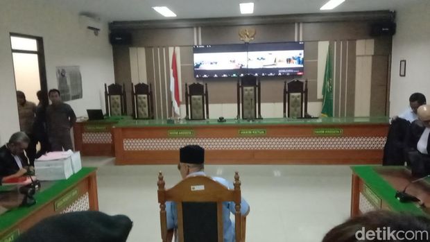 Panji Gumilang memasuki ruang sidang kasus penodaan agama agenda tuntutan penuntut umum