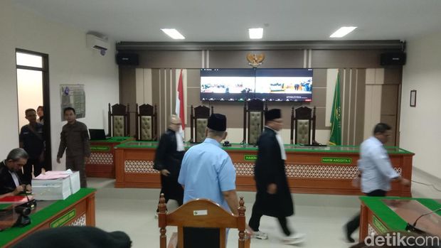 Panji Gumilang memasuki ruang sidang kasus penodaan agama agenda tuntutan penuntut umum