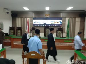 Baju Biru Muda Panji Gumilang Saat Hadapi Sidang Tuntutan