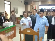 Pose 2 Jari Panji Gumilang Usai Sidang Tuntutan
