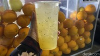 Ari, selaku pemilik usaha mengatakan bahwa es jeruk sunkist yang jadi favorit. Dalam sehari, ia bisa menghabiskan 90-100 gelas es jeruk. Foto: detikcom