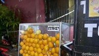Jadi, jeruk sunkist diracik dengan jeruk lemon dan dilengkapi dengan biji selasih. Segelasnya dibanderol Rp 10.000. Rasanya manis, sedikit asam, dan menyegarkan. Foto: detikcom
