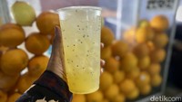 Selain itu, lapak ini juga menawarkan minuman segar berupa Thai tea hingga Milo yang harganya sama-sama dibanderol Rp 10.000. Foto: detikcom