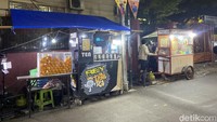 Tepat di depan SDN 14 Menteng Atas, ada lapak yang menawarkan jajanan enak. Mulai dari makanan, camilan, lengkap dengan minuman dan dessertnya. Foto: detikcom