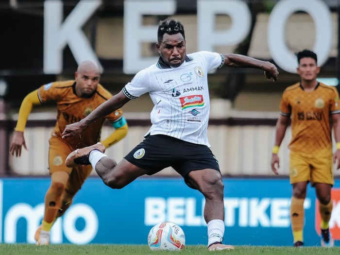 Pemain PSS Sleman Ricky Cawor mencetak gol ke gawang Bhayangkara FC, Kamis (22/2/2024).