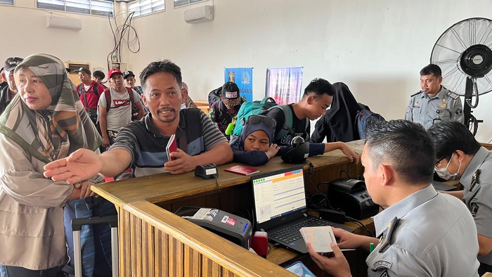 Pemeriksaan Kapal Penumpang oleh Imigrasi