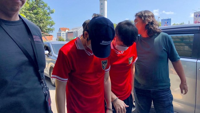 Penampakan dua dari 4 tersangka kasus judi bola online yang dilimpahkan tim penyidik Siber Bareskrim Polri ke Kejari Batam. (Istimewa)
