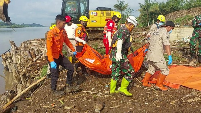 Proses evakuasi mayat laki-laki di area bendungan Mrica, Desa Karang Kemiri, Kecamatan Wanadadi, Banjarnegara.
