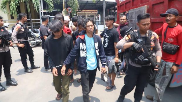 Penggerebekan bak film aksi yang dilakukan Polres Mojokerto di Kampung Narkoba Pasuruan.