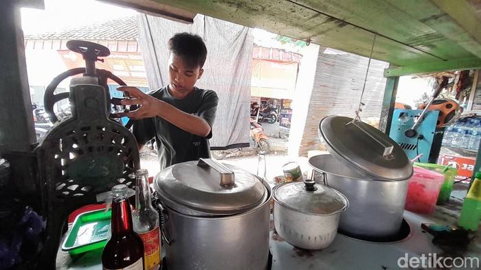 Penjual es bubur kacang hijau di Pangandaran.