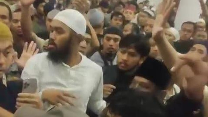 penolakan pengajian riza basalamah di surabaya