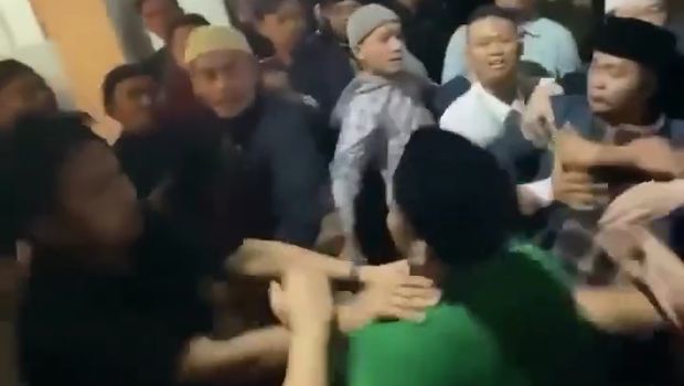 penolakan pengajian riza basalamah di surabaya
