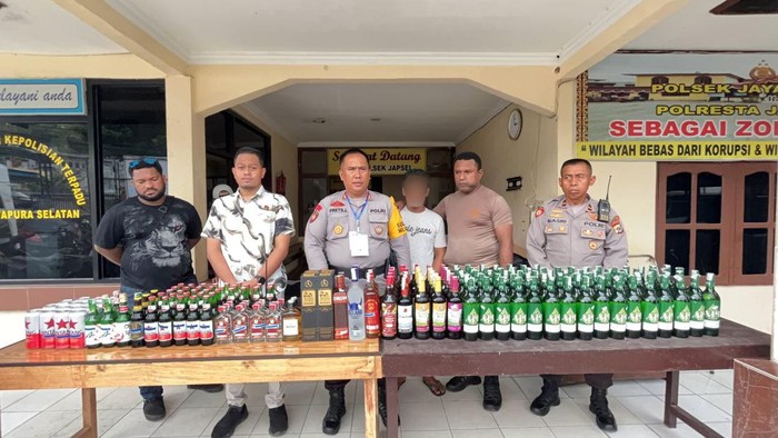 Penyitaan 168 botol miras ilegal di Jayapura. Dokumen Istimewa