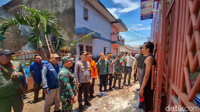 Petugas gabungan saat meninjau lokasi puting beliung di Griya Permata Raya, Desa Nanjung Mekar, Rancaekek, Kamis (22/2/2024)