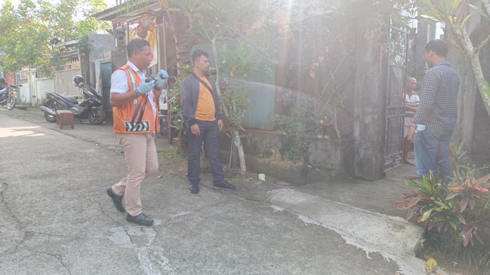 Petugas kepolisian Polsek Tabanan saat menyelidiki kasus curanmor di Desa Dauh Peken, Kecamatan Tabanan, Tabanan, Bali pada Rabu (21/2/2024). (Polsek Tabanan)