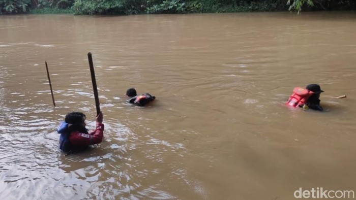 Petugas melakukan pencarian bocah hanyut di Sungai Sragi, Desa Legokcili, Kecamatan Bojong, Kabupaten Pekalongan, Kamis (22/2/2024).