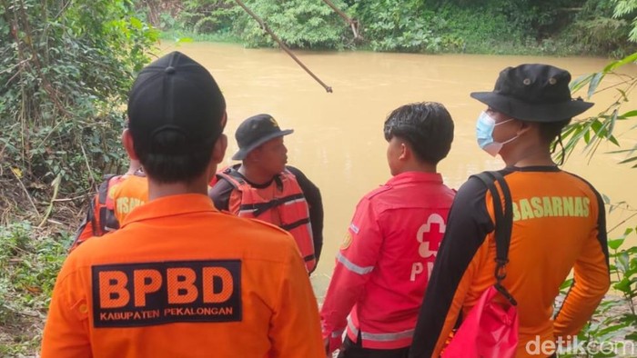 Petugas melakukan pencarian bocah hanyut di Sungai Sragi, Desa Legokcili, Kecamatan Bojong, Kabupaten Pekalongan, Kamis (22/2/2024).
