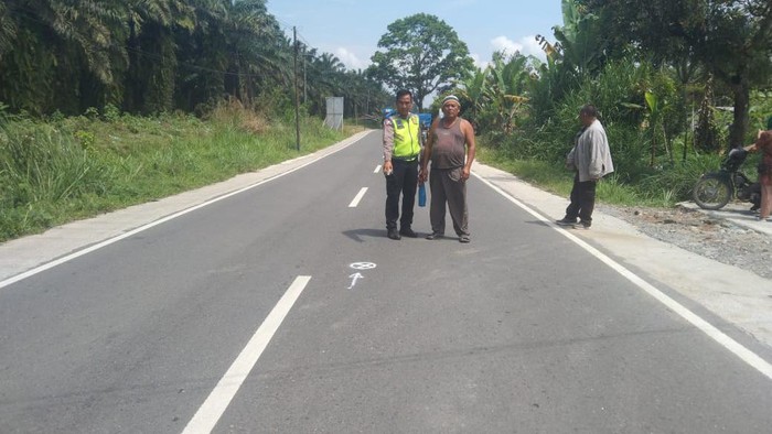 Pihak kepolisian saat olah TKP kecelakaan.( Dok. Polres Simalungun)