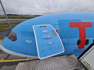 Nyaris Saja Pintu Depan Boeing 787 Lepas
