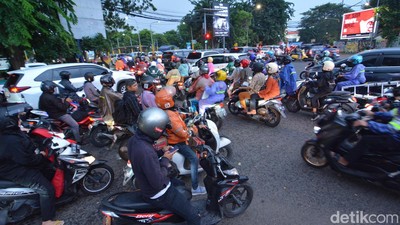 Potret Kemacetan Arus Lalu Lintas di Surabaya