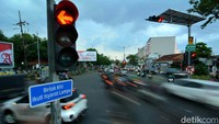 Suasana pengendara yang kurang tertib saat melintas di perempatan Jalan Jagir, Wonokromo.
