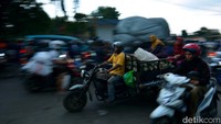 Pengendara tetap saling menyerobot tak mau mengalah. Meski petugas sudah berjaga di lokasi