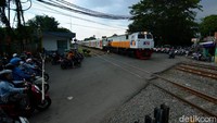 Perlintasan kereta api menjadi salah satu salah satu faktor macetnya lalu lintas perempatan Jagir-Wonokromo.
