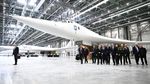 Potret Putin Tinjau Pembom Strategis Rusia di Pabrik Pesawat Kazan