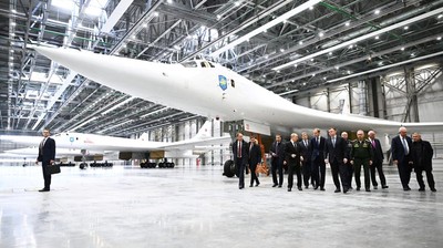 Potret Putin Tinjau Pembom Strategis Rusia di Pabrik Pesawat Kazan