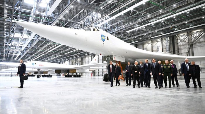 Russian President Vladimir Putin visits the Kazan Aviation Factory named after Sergei Gorbunov, a branch of the Tupolev military industry company, in Kazan, Russia February 21, 2024. Sputnik/Kristina Kormilitsyna/Kremlin via REUTERS ATTENTION EDITORS - THIS IMAGE WAS PROVIDED BY A THIRD PARTY.