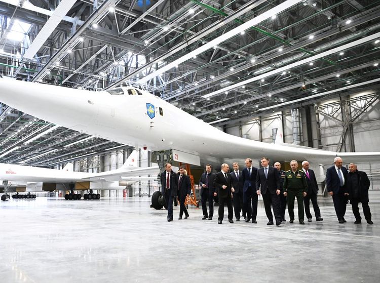 Potret Putin Tinjau Pembom Strategis Rusia di Pabrik Pesawat Kazan