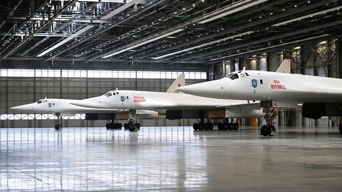 Potret Putin Tinjau Pembom Strategis Rusia di Pabrik Pesawat Kazan Russian President Vladimir Putin visits the Kazan Aviation Factory named after Sergei Gorbunov, a branch of the Tupolev military industry company, in Kazan, Russia February 21, 2024. Sputnik/Kristina Kormilitsyna/Kremlin via REUTERS ATTENTION EDITORS - THIS IMAGE WAS PROVIDED BY A THIRD PARTY.