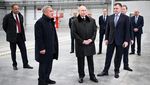 Potret Putin Tinjau Pembom Strategis Rusia di Pabrik Pesawat Kazan