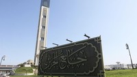 Sering disebut Masjid Bouteflika, pembangunan masjid ini sempat mendapat kritik dari penduduk Aljazair yang merasa kalau dana besar untuk pembangunan masjid mewah seharusnya bisa digunakan untuk pembangunan sekolah dan rumah sakit. (AP Photo/Anis Belghoul)  