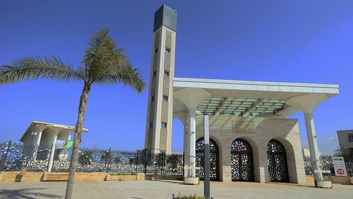 Potret The Djamaa El-Djazair, Masjid dengan Menara Tertinggi di Dunia The Djamaa El-Djazair, or Algiers Great Mosque, is seen Wednesday, Feb.21, 2024 in Algiers. Begun in 2012, the Great Mosque of Algiers boasts a giant 265 meter (290 yard) minaret and a capacity for 120,000 faithful.(AP Photo/Anis Belghoul)