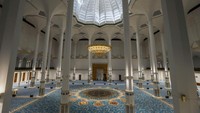 Ruang salat memiliki kapasitas 30 ribu jemaah, sementara struktur termasuk kompleks dapat menampung hingga 100 ribu jemaah, dilengkapi tempat parkir untuk 7.000 mobil. (Farouk Batiche/picture alliance via Getty Images)  